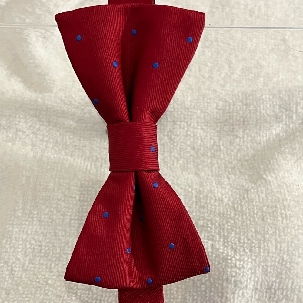 Van Heusen Mens Bow Tie. Red with blue dots.
